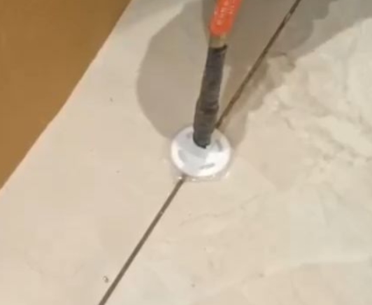 江陵瓷砖空鼓维修公司专业解答瓷砖在铺贴过程中，如果没有涂抹均匀到位的粘结材料（如水泥砂浆或瓷砖胶），可能会导致以下问题