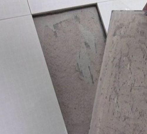 江陵瓷砖空鼓维修公司分享瓷砖铺贴时如果打浆（即涂抹在瓷砖背面和基层上的砂浆或瓷砖胶）过少，会带来以下问题